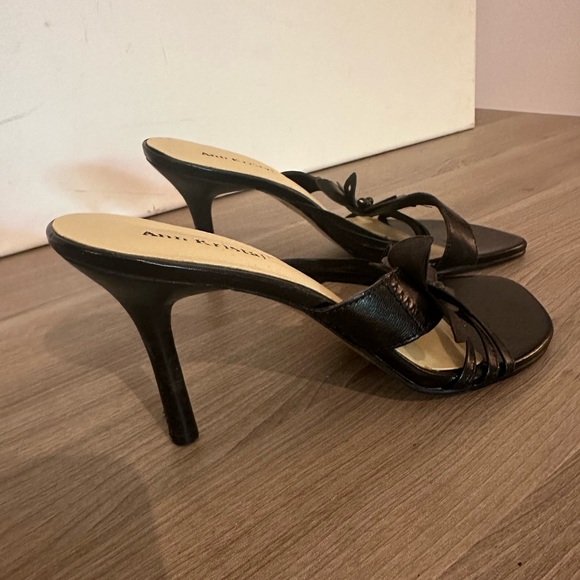Ann Kristal “Mitzie” leather heels with butterfly detail. - Picture 2 of 5